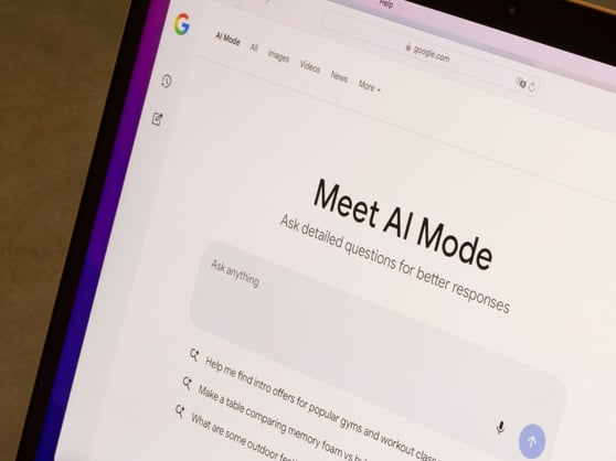 Tela de computador simulando uma busca em ferramenta de IA