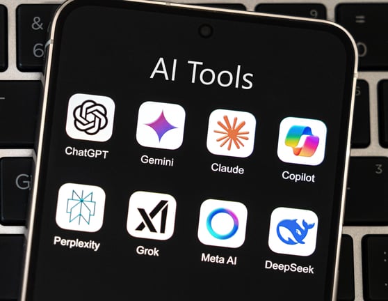 tela de celular com fundo preto e ícones de apps de IA